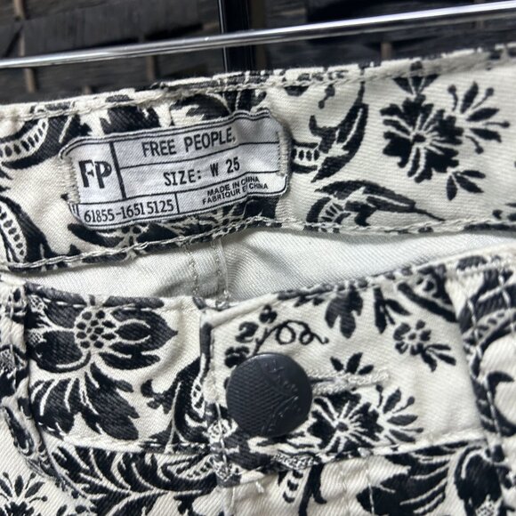 Free People Off White and Black Low Rise Patterned Jean Pants Size 25 - Picture 2 of 5